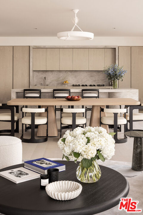 9200 Wilshire Blvd, Beverly Hills CA: https://media.crmls.org/mediaz/838410db-6e59-42c3-a96f-d5d1c3c58432.jpg