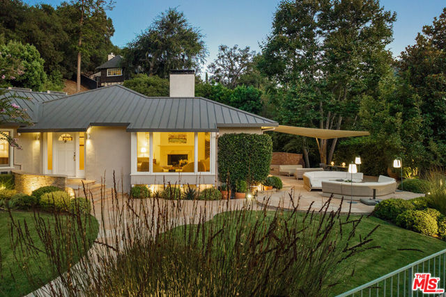 3818 Hollyline Avenue, Sherman Oaks CA: https://media.crmls.org/mediaz/8384370e-7b77-40ce-b78f-37d99e8a030e.jpg