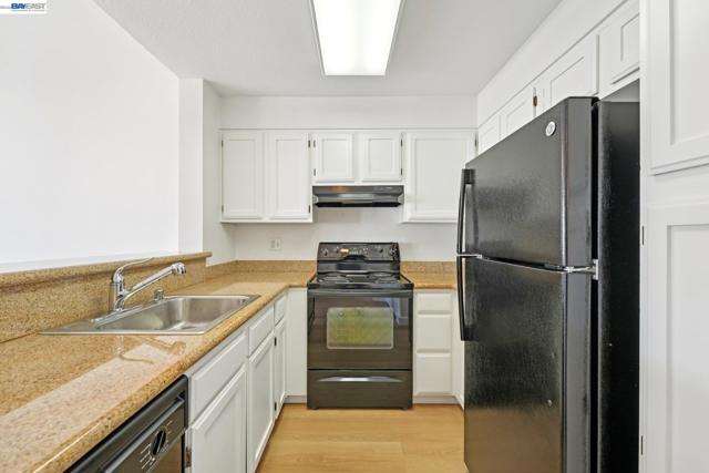 39206 Guardino Dr, Fremont CA: https://media.crmls.org/mediaz/83845b7f-5d1f-456e-b65c-5fca2e02f596.jpg