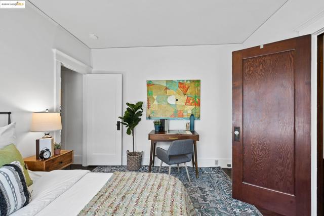 393 43Rd St, Oakland CA: https://media.crmls.org/mediaz/8384e39f-4359-4ffc-bcae-15ad6e41e3a7.jpg