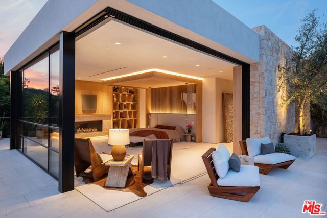 1039 Wallace, Beverly Hills CA: https://media.crmls.org/mediaz/83855a14-61c9-4dbb-b437-ff49ad29a346.jpg