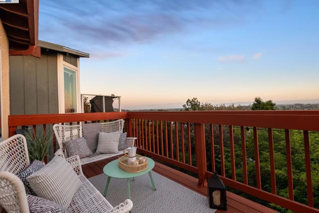 3014 BROADMOOR VIEW, Oakland CA: https://media.crmls.org/mediaz/83878d19-fdba-4cb8-8fd3-56f7a19662f6.jpg