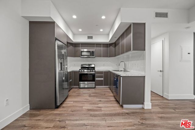 429 N Hayworth Avenue, Los Angeles CA: https://media.crmls.org/mediaz/83895e45-2168-4646-9276-d6c411f8dd81.jpg