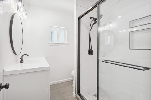 5542 Harvey Ave, Oakland CA: https://media.crmls.org/mediaz/83898432-c2b9-4ef0-84d2-4b127963de81.jpg