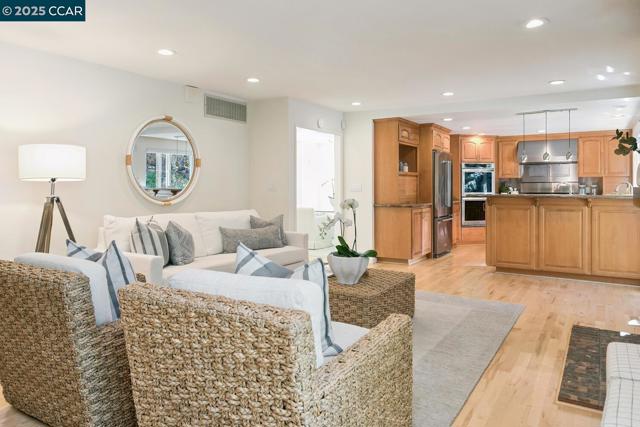 1555 Pebblebrook Ct, Walnut Creek CA: https://media.crmls.org/mediaz/8389d8da-4181-485a-b21f-63869e5dff2f.jpg
