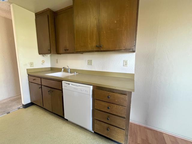 3751 Harrison St, Oakland CA: https://media.crmls.org/mediaz/8389fd74-1741-4bab-aff5-4ff05d946b77.jpg