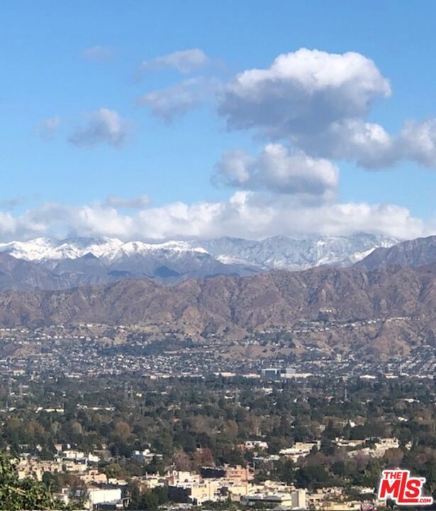 3526 Wrightwood Court, Studio City CA: https://media.crmls.org/mediaz/838a16ea-020e-407e-a13f-ec5a2154273d.jpg