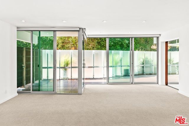 535 OCEAN Avenue, Santa Monica CA: https://media.crmls.org/mediaz/838a60e6-921e-488d-a3d5-b0193e44c08b.jpg