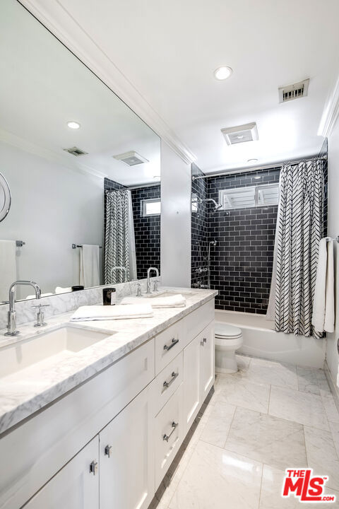 8407 Skyline Drive, Los Angeles CA: https://media.crmls.org/mediaz/838b8739-4182-4f7e-8856-7800e0d638fe.jpg