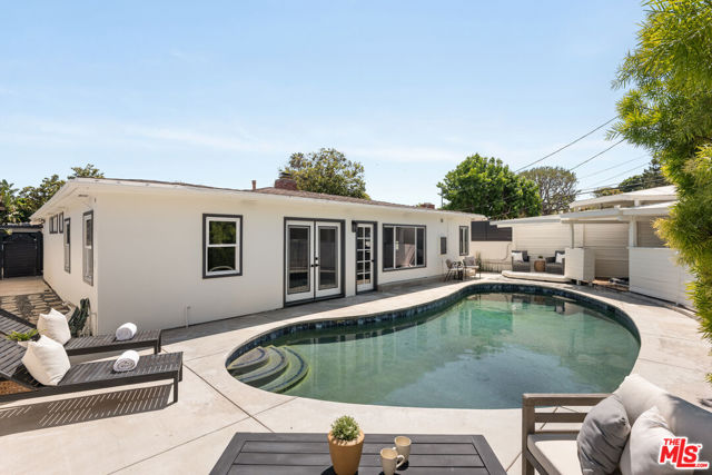 7363 W 87th Place, Los Angeles CA: https://media.crmls.org/mediaz/838bac96-ef14-48ca-90a6-328adf9e9715.jpg