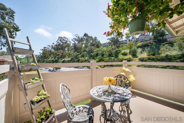 3157 Evening Way, La Jolla CA: https://media.crmls.org/mediaz/838bba19-5e39-46ad-a499-c9b27681f6d5.jpg