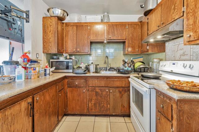 748 Clara Street, Oakland CA: https://media.crmls.org/mediaz/838c3f7c-09ec-443a-847d-36a7879fd2a5.jpg