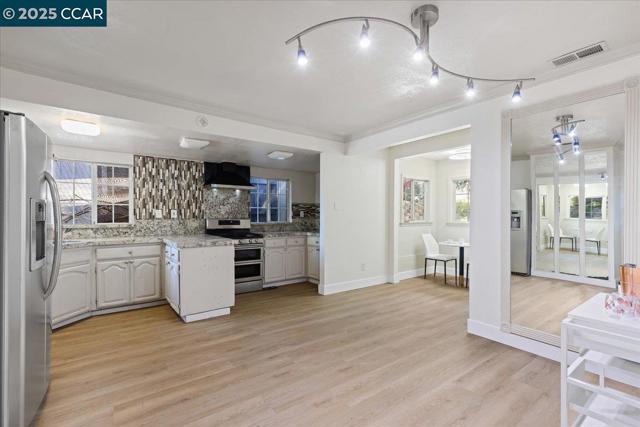 3220 Champion St, Oakland CA: https://media.crmls.org/mediaz/838c47fe-81cc-4421-8d86-d9aba1d93542.jpg