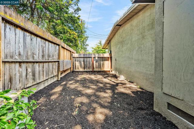 121 School Ln, Walnut Creek CA: https://media.crmls.org/mediaz/838dbf5b-beec-4c44-8446-ae25a4edf143.jpg