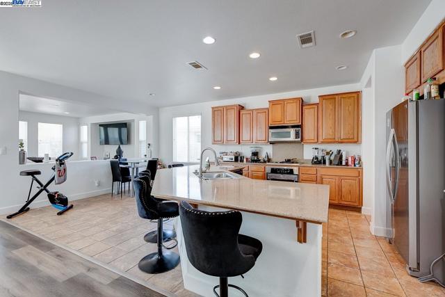 53 Puffin Cir, Oakley CA: https://media.crmls.org/mediaz/838df76a-f2f0-48d2-8d7c-9c6cb314f370.jpg