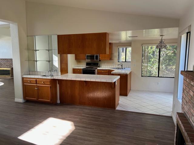 Detail Gallery Image 5 of 28 For 1760 Harold Rd, Escondido,  CA 92026 - 3 Beds | 2 Baths