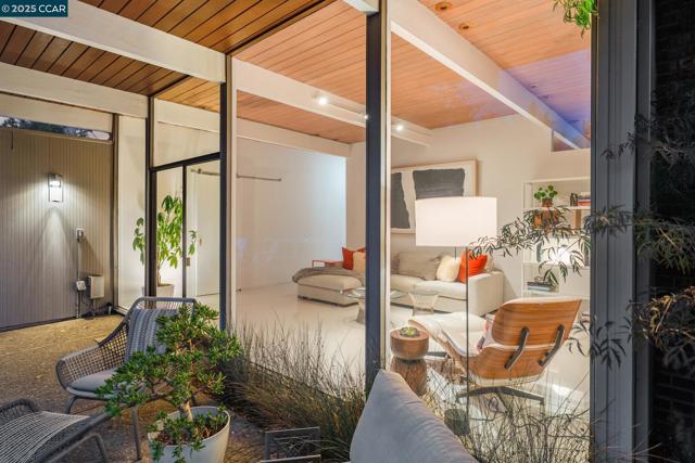 206 Santa Fe Dr, Walnut Creek CA: https://media.crmls.org/mediaz/838ecf94-c920-47e4-8003-ece4769cf117.jpg