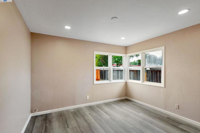 6547 Dairy Ave, Newark CA: https://media.crmls.org/mediaz/838f02d9-b63d-4ebd-bd88-1cf639c0c178.jpg