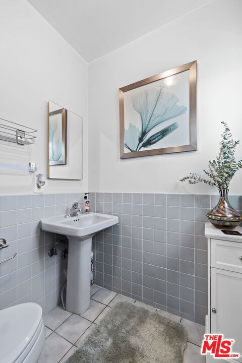 5715 Valley Ridge Avenue, Los Angeles CA: https://media.crmls.org/mediaz/838fb0ea-d267-49d2-b044-bf3f27868eb3.jpg