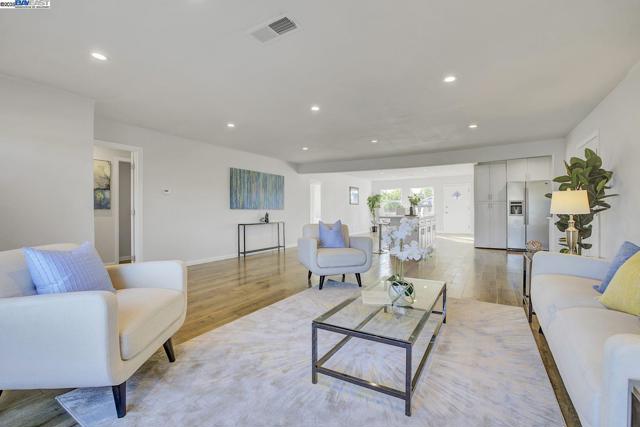 215 Isleton Ave, Oakland CA: https://media.crmls.org/mediaz/839066da-ae6b-4994-8d96-b40fa3972c08.jpg