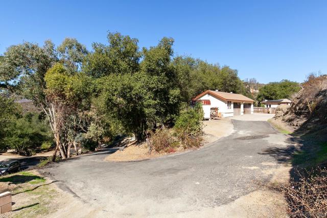 1167 Peutz Valley Rd, Alpine CA: https://media.crmls.org/mediaz/83909115-5fc4-4002-ab6b-1f4d833571f8.jpg