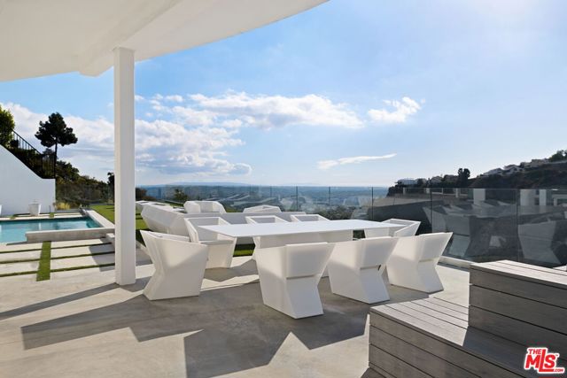 7868 Electra Drive, Los Angeles CA: https://media.crmls.org/mediaz/83911f52-3636-4667-9297-d0526acd11e7.jpg