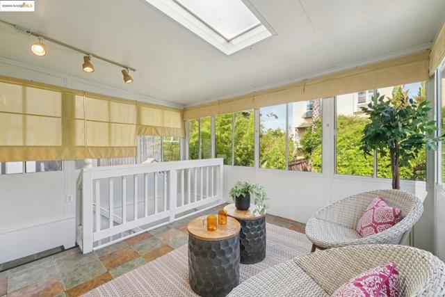2002 Chestnut St, Oakland CA: https://media.crmls.org/mediaz/839209e9-cf1d-43b7-9126-5fed63c43687.jpg