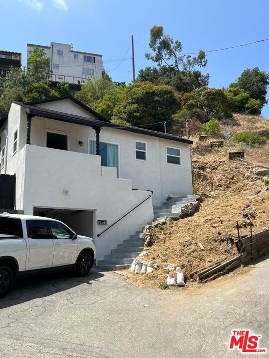 6901 Cahuenga Park Trail, Los Angeles CA: https://media.crmls.org/mediaz/83921c08-a607-4933-af72-a977a3dd11c8.jpg