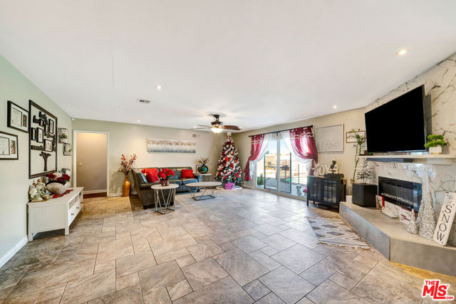 2425 Dusan Street, Simi Valley CA: https://media.crmls.org/mediaz/83936934-6e49-48d1-bfb4-f7e7ecf48020.jpg