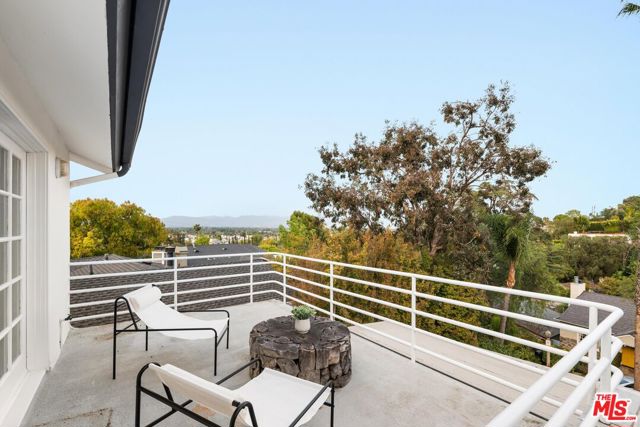 4041 Davana Road, Sherman Oaks CA: https://media.crmls.org/mediaz/8393b881-c679-4bec-808d-e94c3e88e8c7.jpg