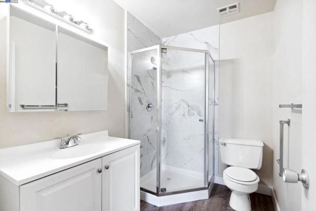 424 Staten Ave, Oakland CA: https://media.crmls.org/mediaz/8393d135-12bf-4d1d-8e7a-b318e3b98824.jpg