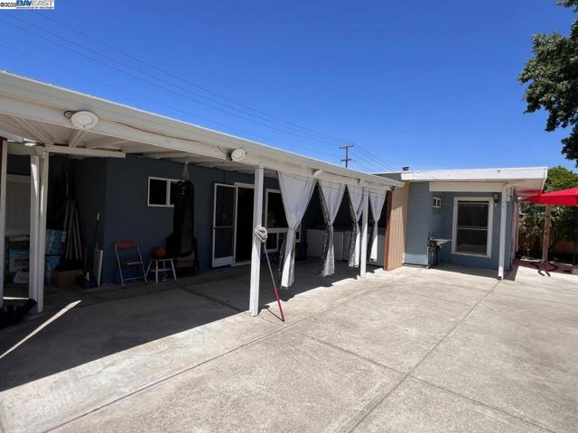 2748 Eastgate Ave, Concord CA: https://media.crmls.org/mediaz/8393d7ae-6f4b-429e-9137-92779e626a93.jpg