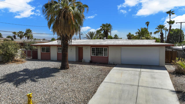 42570 Stephani Circle, Palm Desert CA: https://media.crmls.org/mediaz/839413d9-e126-42f3-808d-0581937c422d.jpg