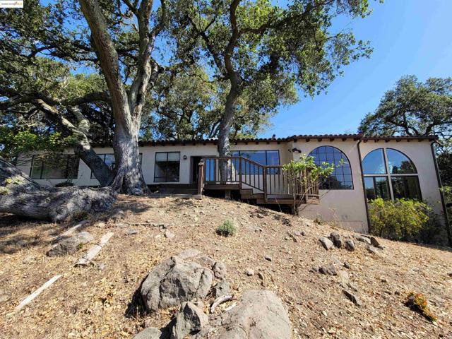 40 Hilldale Ct, Orinda CA: https://media.crmls.org/mediaz/8394b52a-d42a-4d56-9587-dc97e854b6ff.jpg
