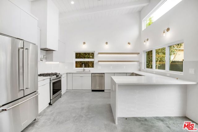 2723 Burkshire Avenue, Los Angeles CA: https://media.crmls.org/mediaz/839584d8-7930-4a11-8637-79bd8d65b51e.jpg