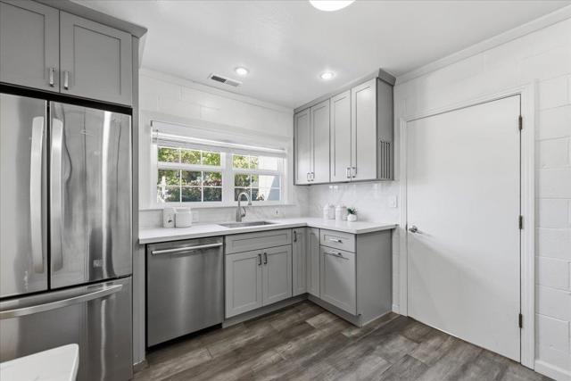 1019 Riverton Drive, San Carlos CA: https://media.crmls.org/mediaz/83959722-820a-42d6-90e6-ba225f839ca5.jpg