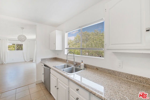1239 S Orange Drive, Los Angeles CA: https://media.crmls.org/mediaz/839638eb-8391-46ad-86e1-91f0e938fea5.jpg