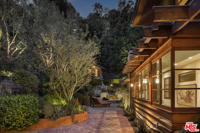 2669 Harlesden Court, Los Angeles CA: https://media.crmls.org/mediaz/8397be4d-5bfe-4973-8c9a-71b4746744ba.jpg