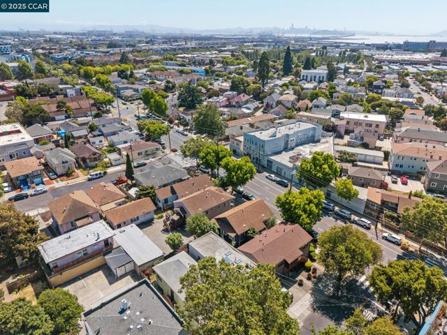 1017 45Th St, Emeryville CA: https://media.crmls.org/mediaz/83982431-8497-4db9-a109-3698491ade05.jpg