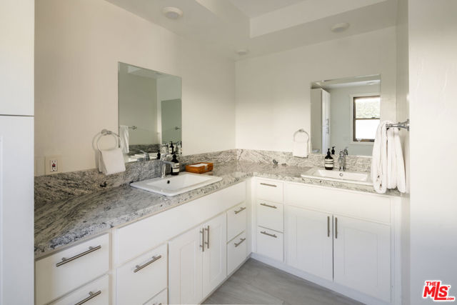 543 Westmount Drive photo 11