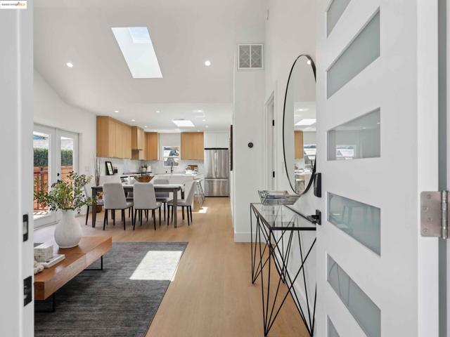 1612 Carleton St, Berkeley CA: https://media.crmls.org/mediaz/839934f3-2729-4172-9aa0-8c1b85a59464.jpg