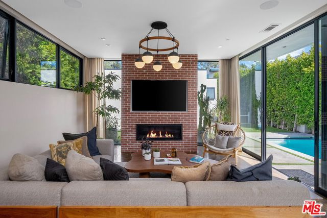 1102 Amoroso Place, Venice CA: https://media.crmls.org/mediaz/839b14e2-271c-4057-a7a2-dbd327ccbd65.jpg