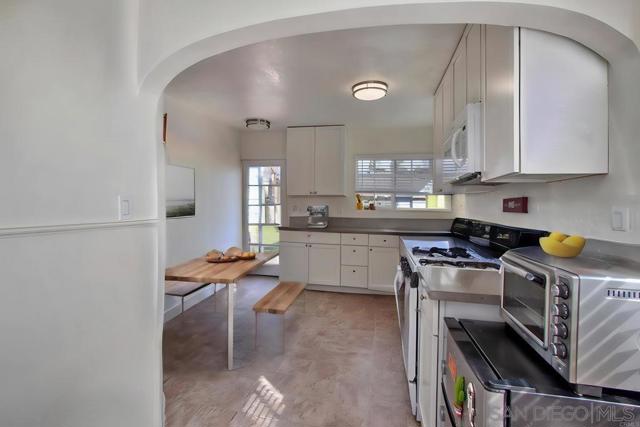285 Fifth Ave, Chula Vista CA: https://media.crmls.org/mediaz/839c8da9-0026-4704-92be-80779da2863e.jpg