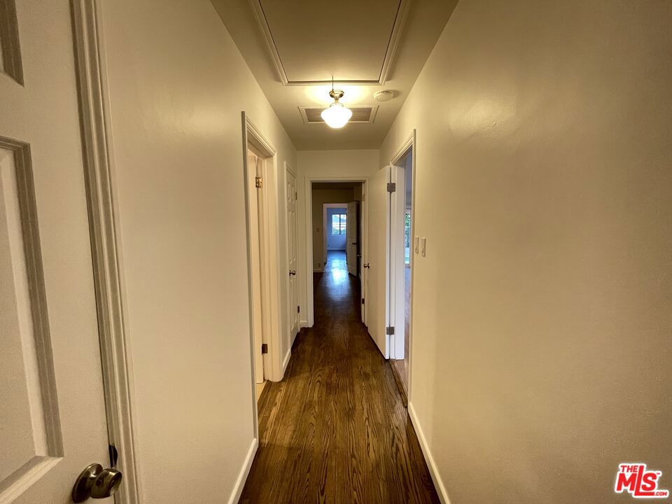https://media.crmls.org/mediaz/839ccd2b-b4d7-4903-885a-17a36275b24f.jpg?preset=X-Large