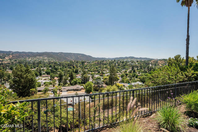 18854 Edleen Drive, Tarzana CA: https://media.crmls.org/mediaz/839cfaae-93e2-483a-95d8-2b07aa1fbb5f.jpg