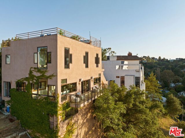 2125 Kew Drive, Los Angeles CA: https://media.crmls.org/mediaz/839daa4c-82a4-45d2-b171-4f190166d857.jpg