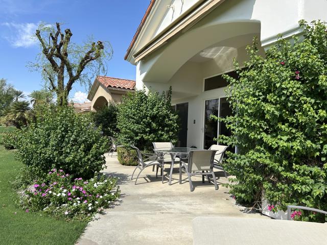 379 Tomahawk Drive, Palm Desert CA: https://media.crmls.org/mediaz/839f652f-42cb-4b2c-a307-779323d9fe00.jpg