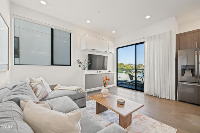 Detail Gallery Image 3 of 15 For 3221 W Robinson Lane Ln, Los Angeles,  CA 90026 - 3 Beds | 2/1 Baths