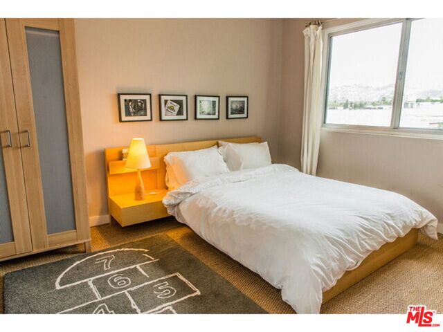 525 N Sycamore Avenue, Los Angeles CA: https://media.crmls.org/mediaz/83a02999-61ac-4a86-b1c0-f0c1bd492cde.jpg