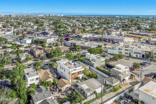 829 Flower Avenue, Venice CA: https://media.crmls.org/mediaz/83a0ae35-1c59-4d2f-9254-14a3cab04b91.jpg